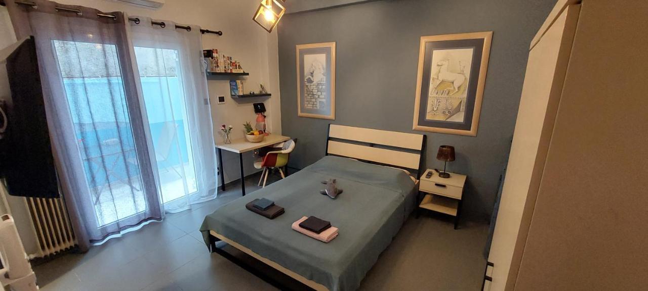 Honeybee 3 - Cozy In The Center Of